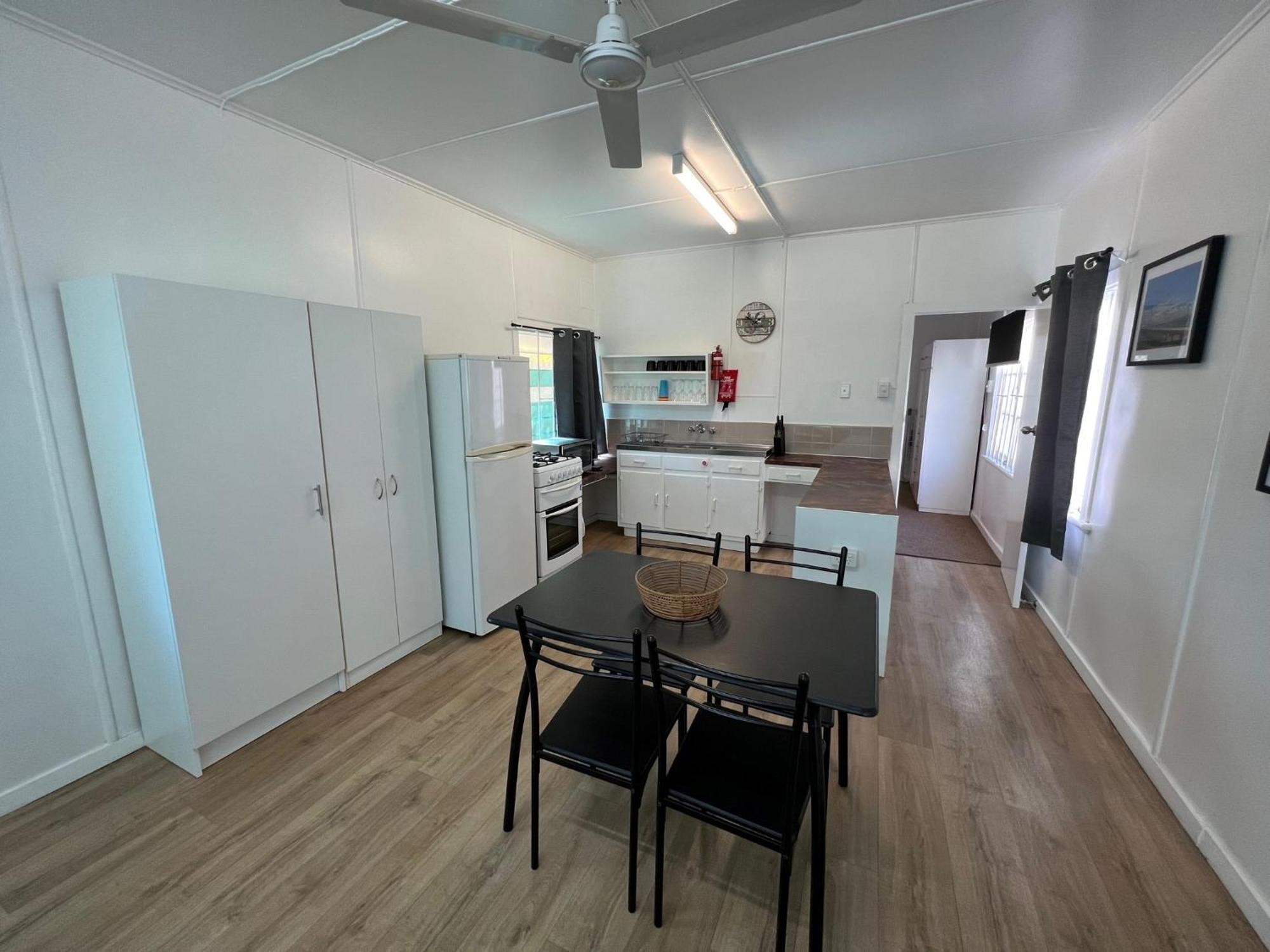 Essex Court - Beach House Motel Townsville Exterior foto