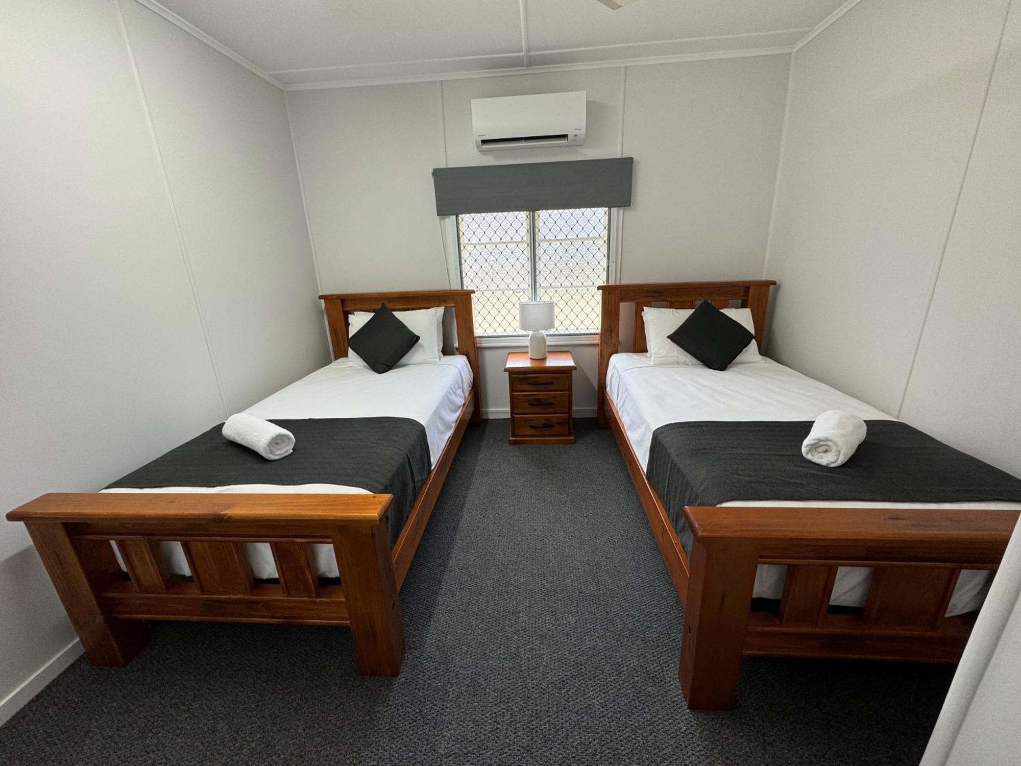 Essex Court - Beach House Motel Townsville Exterior foto